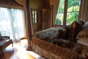 Hawke’s Bay Room,1 King Bed, balcony, private ensuite with sep shower, bath, shrd lounge & kitchen | 4 bedrooms, premium bedding, individually furnished, desk - The Old Church Villa (Napier)