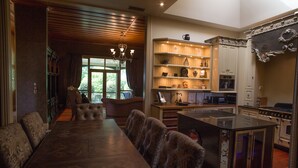 Luxury-Haus, 4 Schlafzimmer, Blick auf den Innenhof, zum Garten hin (4 Bathrooms) | Essbereich im Zimmer