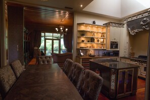 Luxury House, 4 Bedrooms, Courtyard View, Garden Area (4 Bathrooms) | In-room dining - The Old Church Villa (Napier)