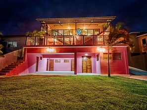 Boendets fasad - kväll/natt