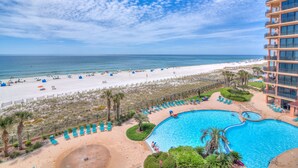 Resort com piscina, praia e vista para o mar.