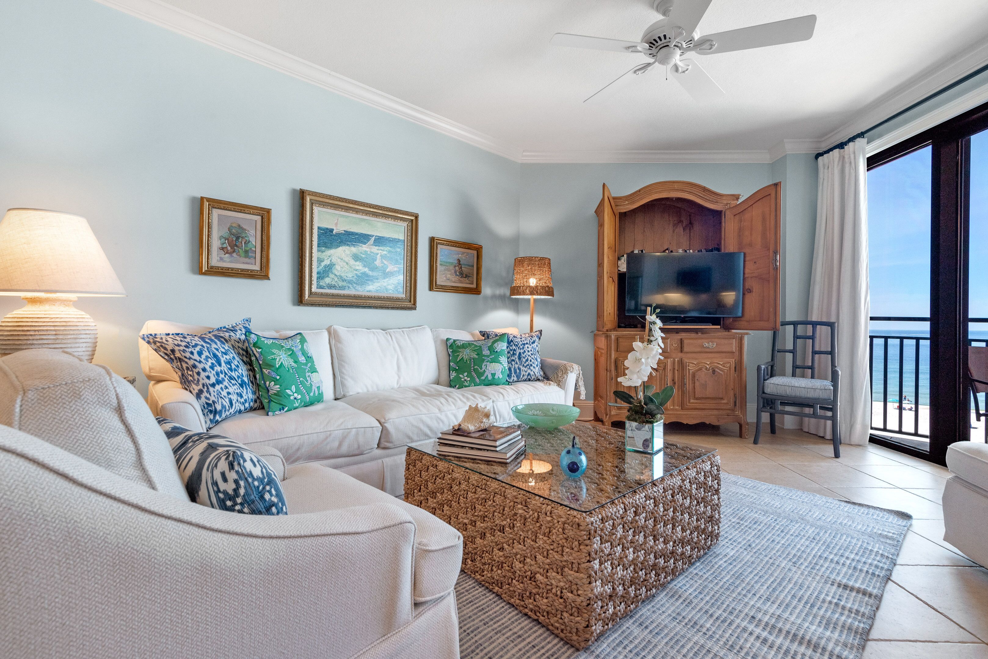 Fernseher, DVD-Player, Bücher