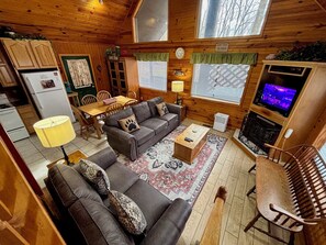 Een smart-tv, een open haard en tafelvoetbal