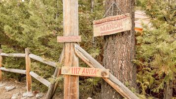 A wooden signpost with directional arrows and the text 'MOUNT MANCOR PRIVATE' and '1117 AMITA' indicating a private property or trail.