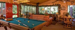 Billiards - Gold Mountain Manor Bed and Breakfast (Big Bear City)