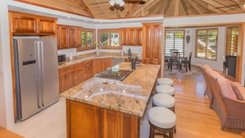 Geladeira, micro-ondas, cooktop, lava-louças