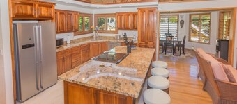 Incroyable pour les grands groupes - maison de plage juste à l'extérieur du West End avec piscine, kayaks et planches à pagaie