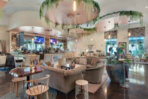 Bar (on property) - Reduced Price View of Gulf! Lagoon Pool, Kids Splash Pad, Restaurant, Bar, Fitness Center, Tennis (Destin)