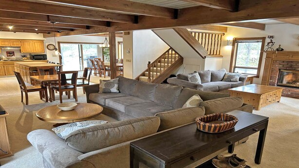 A spacious living area with a large sofa set, a dining table, and a fireplace. - 2 Tokatee-Sunriver, Oregon: Hot Tub, BBQ, WiFi, SHARC Aquatics, Tubing Hill, Mt. Bachelor, Golf, Deschutes River, Tennis, Bike Paths (Sunriver)
