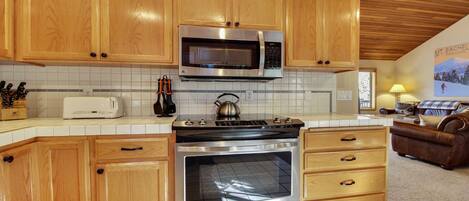 Een koelkast, een magnetron, een oven, een kookplaat