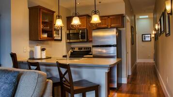 Een koelkast, een magnetron, een oven, een vaatwasser