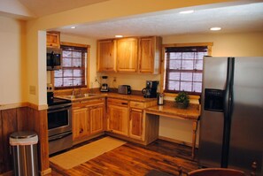 Fridge, microwave, oven, stovetop - Place in the Pines - Mountain Escape for 2 (Chalk Hill)