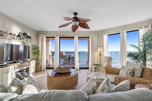 تلفزيون، مدفأة، مشغل دي في دي، كُتُب