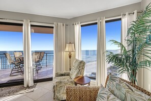 تلفزيون، مدفأة، مشغل دي في دي، كُتُب