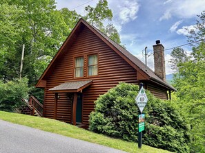 Exterior - A true MOUNTAIN PARADISE- Classic log cabin, hot tub, and foosball! (Gatlinburg)