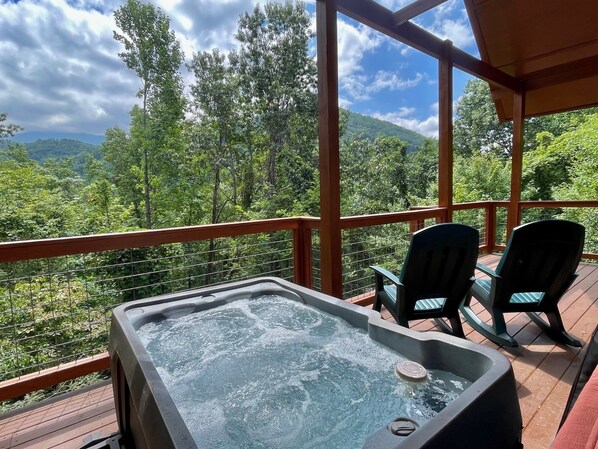 Outdoor spa tub - A true MOUNTAIN PARADISE- Classic log cabin, hot tub, and foosball! (Gatlinburg)