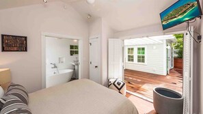 4 bedrooms, desk, iron/ironing board, free WiFi - **THE ARTISTS' MUSE @ LOVE LANE** Immaculate Home & Pool + LAST KEY SERVICES... (Key West)