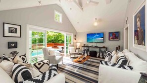 Smart-TV, DVD-Player, Bücher