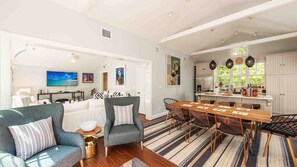 TV connectée, lecteur de DVD, livres