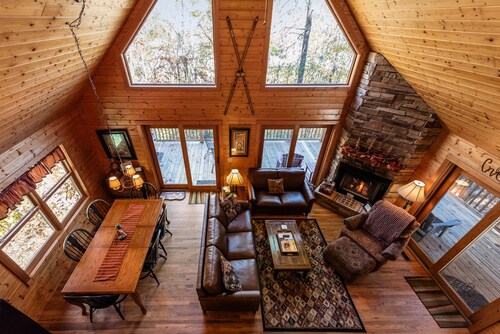 Above the River | 5 Min. Walk to Private Riverfront area | Hot Tub