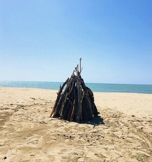En la playa, camastros y toallas de playa 