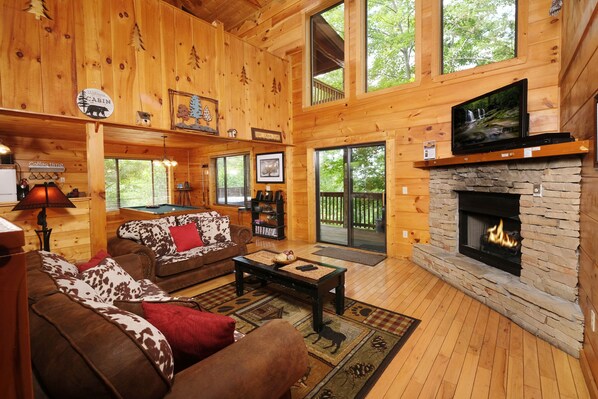 TV, fireplace - Adorable 1BR pet friendly log cabin with hot tub, pool table, and jacuzzi! (Gatlinburg)
