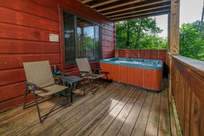 Terrace/patio - Adorable 1BR pet friendly log cabin with hot tub, pool table, and jacuzzi! (Gatlinburg)