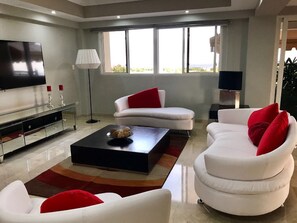 Televisión y chimenea 