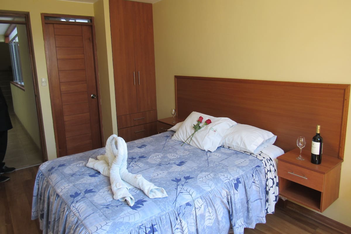 Habitación doble, 1 cama matrimonial, baño privado | Escritorio, tabla de planchar con plancha, camas extra y wifi gratis