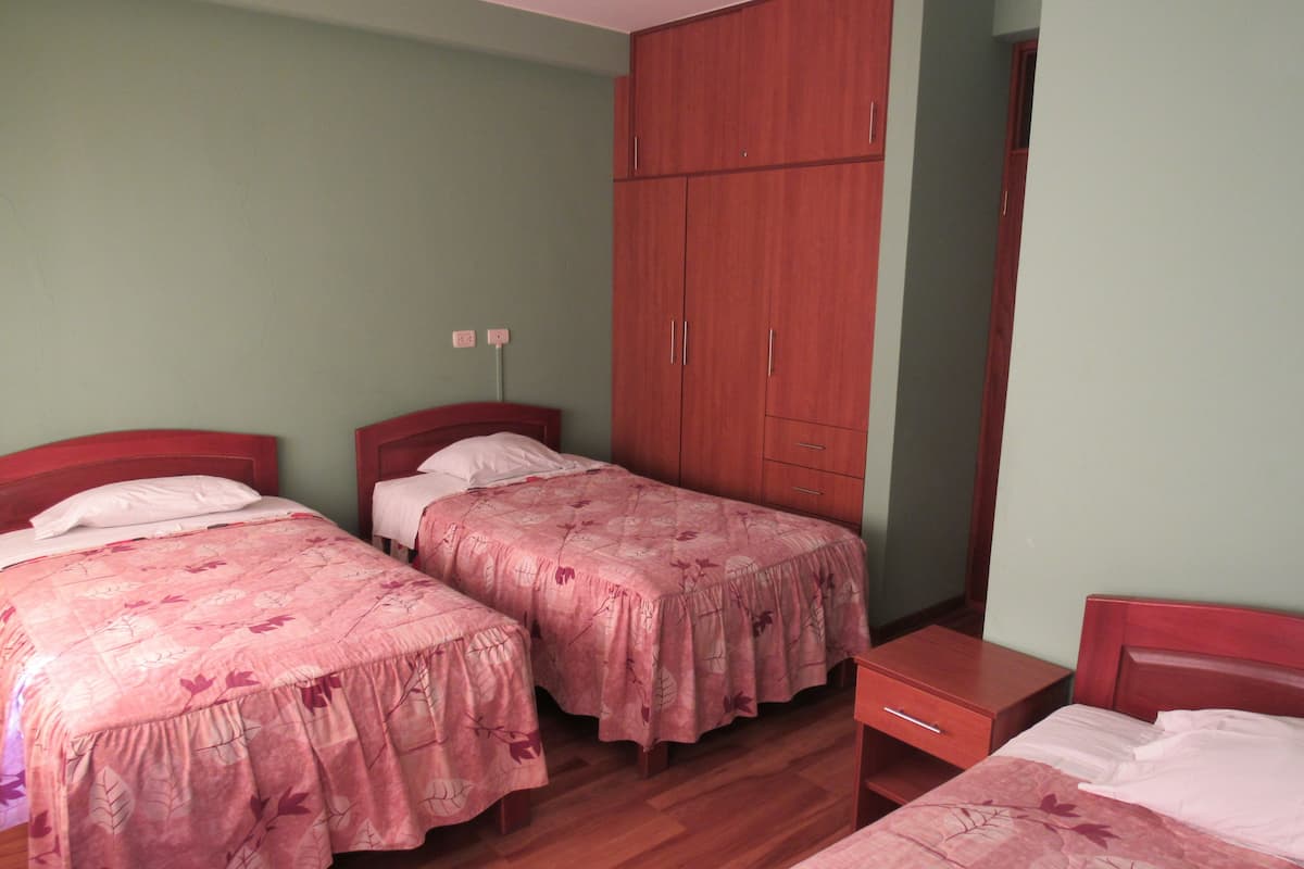 Habitación triple, 3 camas individuales, baño compartido | Escritorio, tabla de planchar con plancha, camas extra y wifi gratis