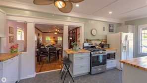 Fridge, microwave, oven, stovetop - **PUERTA CORALINA @ OLD TOWN** Cottage Near Duval + LAST KEY SERVICE... (Key West)