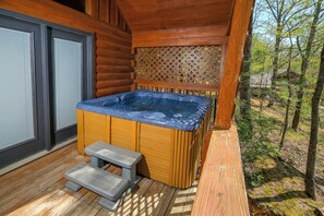 Outdoor spa tub - Pet friendly, king bedrooms, smart TVs, pool table, theater room, and hot tub! (Sevierville)