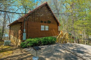 Exterior - Pet friendly, king bedrooms, smart TVs, pool table, theater room, and hot tub! (Sevierville)
