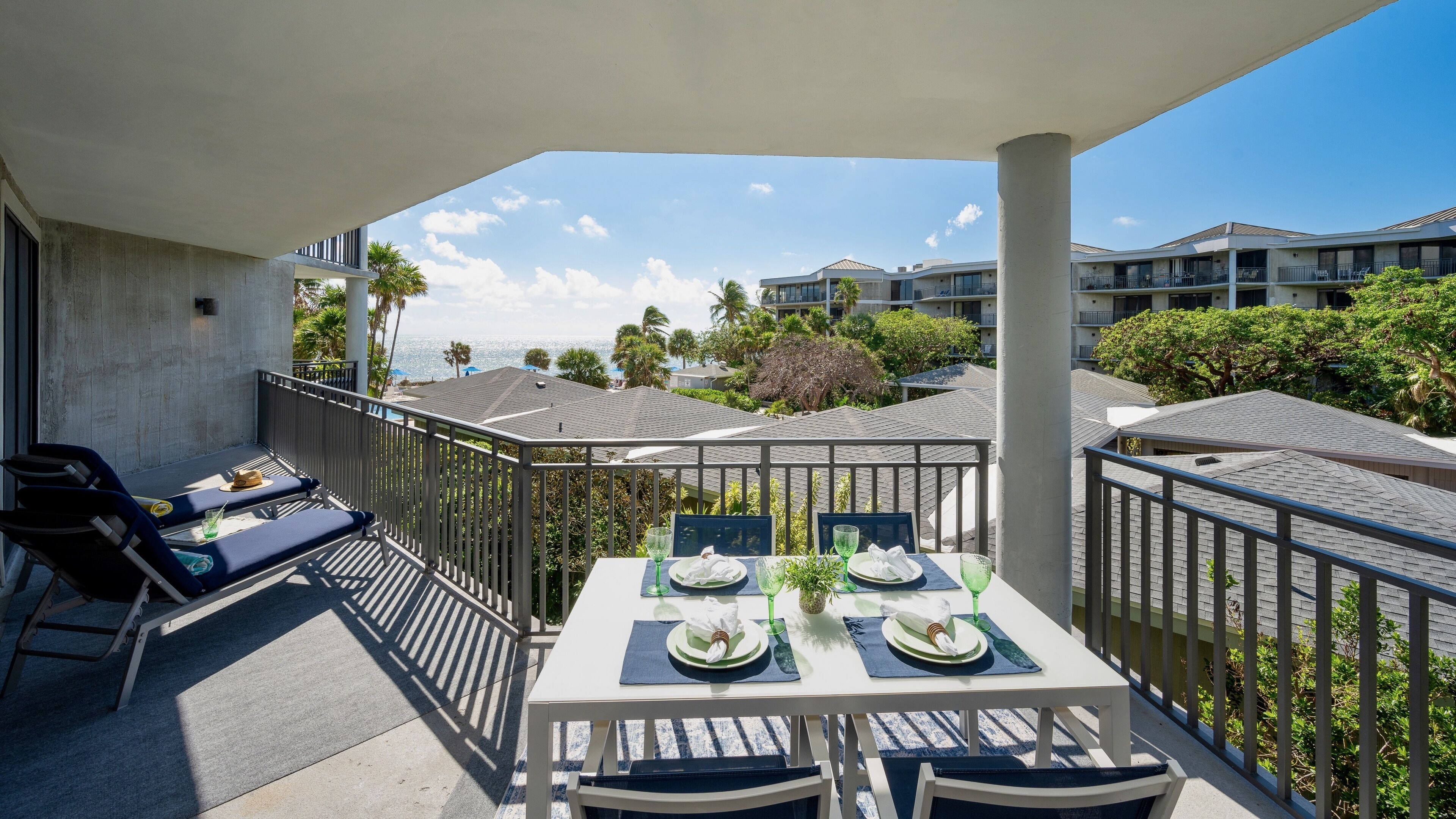 **FOLLOW THE SUN @ THE BEACH** Ocean Condo / Pool & Tennis + LAST KEY SERVICES..