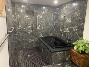 Tina con regadera, amenidades de baño gratuitas, secadora de cabello 