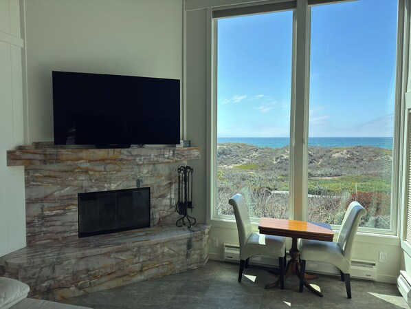 Fernseher, Kamin, DVD-Player, Stereoanlage