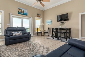 TV - Jadestone | book your quick beach escape before the holidays (Dauphin Island)
