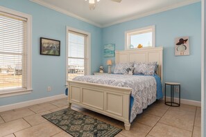 4 bedrooms, free WiFi, bed sheets - Jadestone | Still open July 11! sought after west end location (Dauphin Island)