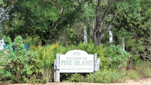 Een bord dat bezoekers verwelkomt bij de Pine Island Garden Club.
