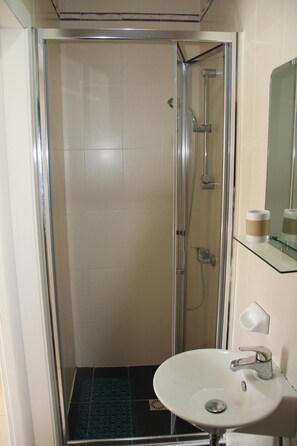 أحواض استحمام، مجففات شعر، مناشف