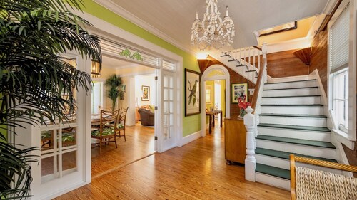 << CASA VICTORIA @ OLD TOWN >> Tilava historiallinen koti & allas + viimeiset avainpalvelut ...