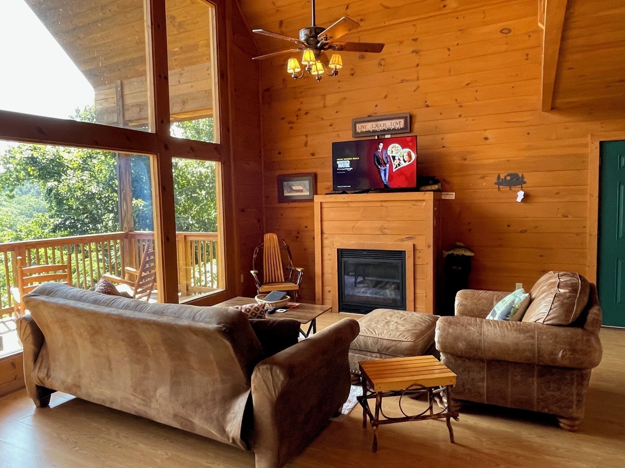Interior acogedor de una cabaña con chimenea, muebles de madera y un televisor.