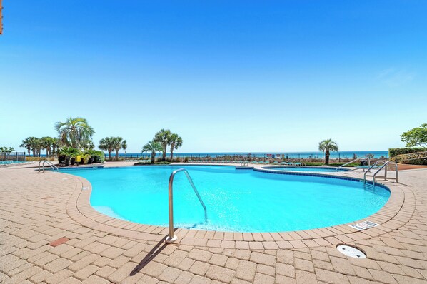 Alberca techada y alberca climatizada