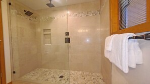 免費梳洗用品、提供毛巾