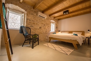 3 habitaciones, tabla de planchar con plancha y cuna de viaje