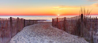 Se admiten mascotas 6BR 4 BA Home en Rehoboth, a 2 cuadras de la playa, a 5 minutos de la ciudad, con golf gratis y más.