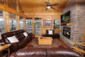 Smart TV, chimenea, videojuegos