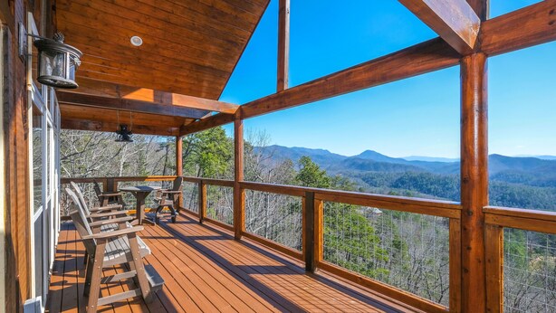 Um deck de madeira com vista para montanhas.