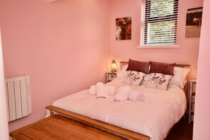 2 bedrooms, desk, iron/ironing board, free WiFi