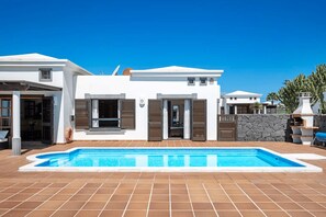 Outdoor pool, a heated pool, pool loungers - Stylish Detached Villa: Sea views, Private Heated Pool,  Free Wi-Fi, BBQ  (Playa Blanca)